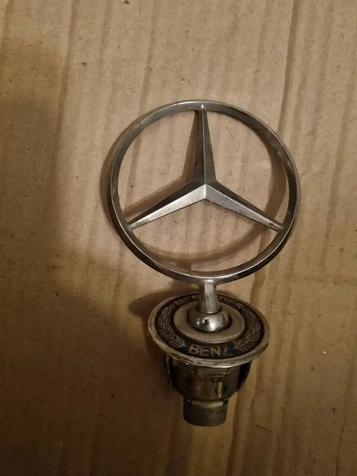 Mercedes-Benz E W210 (1995 - 2002) Эмблема производителя — фото 1