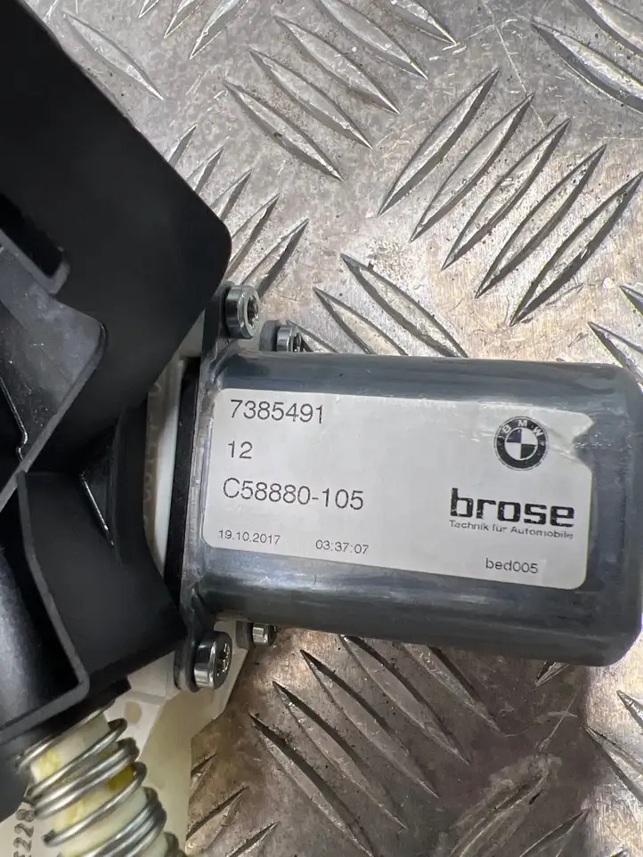 BMW 5 G30 G31 (2016 - ) C58880105 Механизм шторки багажника — фото 4