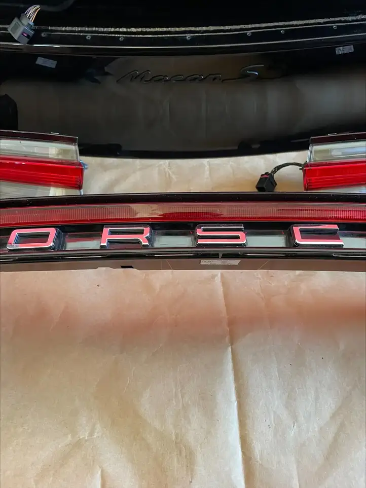 Porsche Macan (95B) (2019 - ) 95B827041 Крышка багажника — фото 2