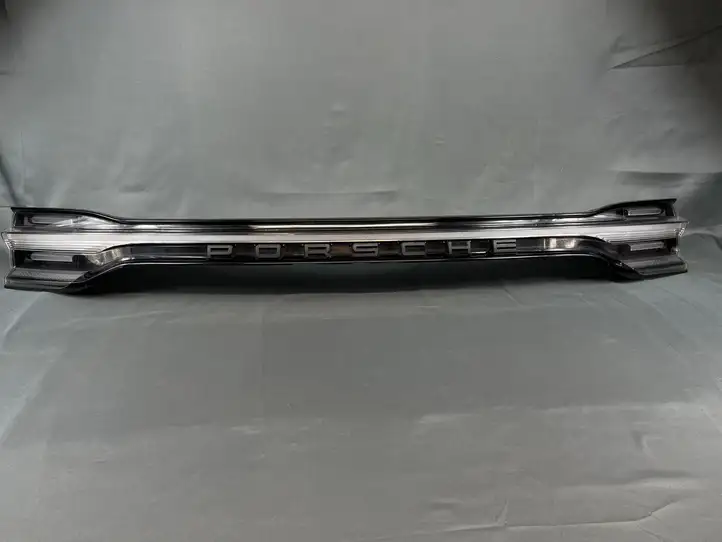 Porsche Macan (95B) (2019 - ) 95B945307C Задний фонарь в крышке багажника — фото 1