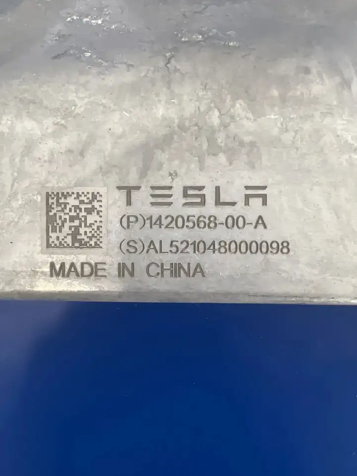 Tesla Model S (2021 - ) Прочие детали моторного отсека — фото 3