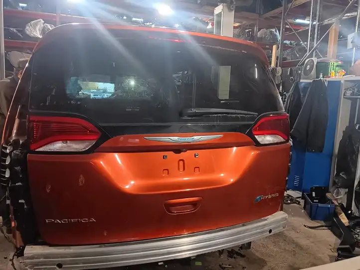 Chrysler Pacifica (2016 - ) Крышка багажника — фото 5