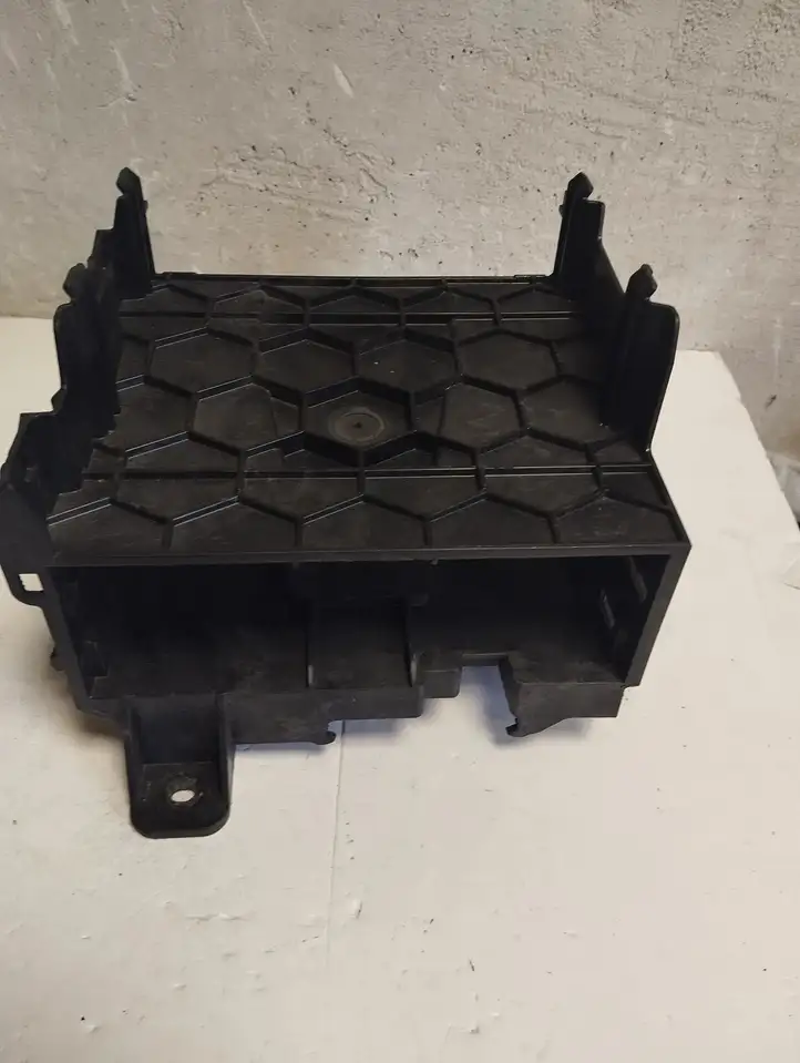 Audi A4 S4 B8 8K (2011 - 2015) 8T0907368A Кронштейн усилителя звука — фото 1