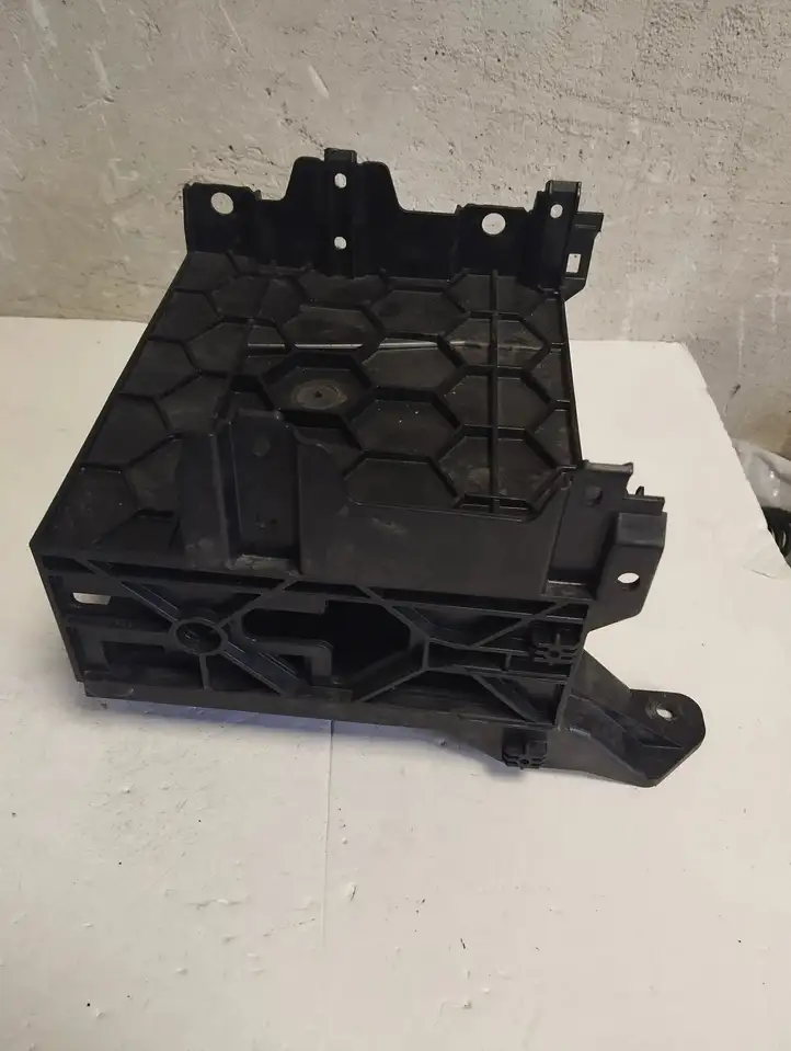 Audi A4 S4 B8 8K (2011 - 2015) 8T0907368A Кронштейн усилителя звука — фото 2