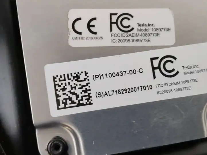 Tesla Model 3 (2017 - 2023) 110043700C Наружная накладка стойки B — фото 4
