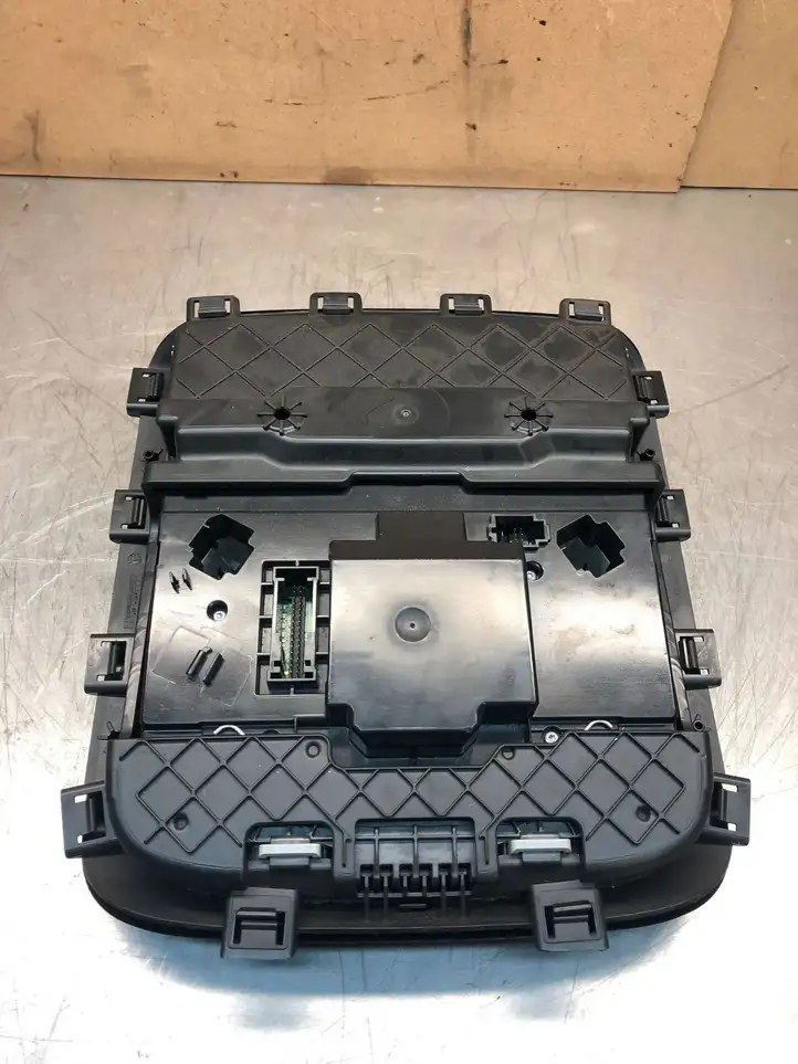 Mercedes-Benz Sprinter W907 W910 (2018 - ) A9109004300 Передняя подсветка — фото 3