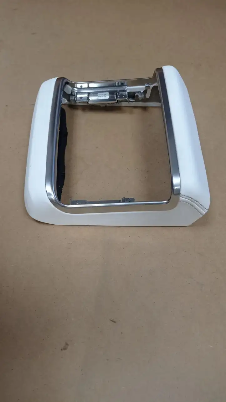 Tesla Model X (2021 - ) 156438800A Другая деталь консоли (туннеля) — фото 2