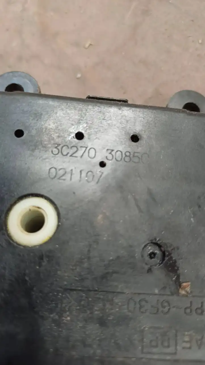 Nissan Primera (2001 - 2008) 3C27030850 Двигатель задвижки потока воздуха — фото 3
