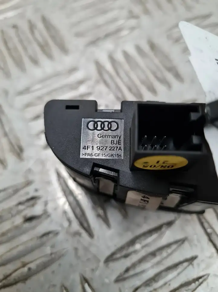 Audi A6 S6 C6 4F (2004 - 2008) 4F1927227A Кнопка бардачка — фото 1