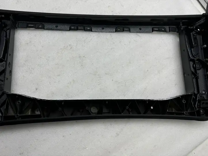 Tesla Model X (2021 - ) 102878200 Рамка дверного стекла задней двери — фото 2