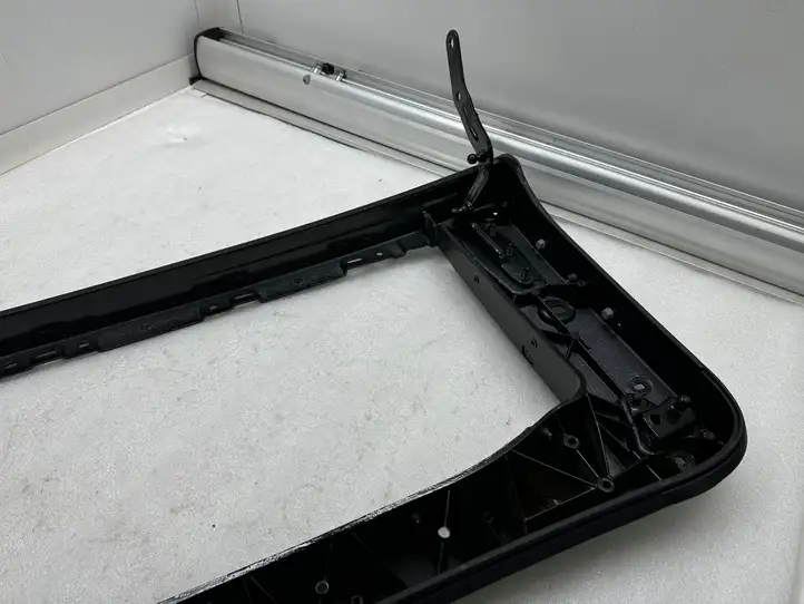 Tesla Model X (2021 - ) 102878200 Рамка дверного стекла задней двери — фото 9