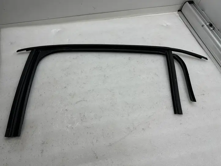 Tesla Model X (2021 - ) 148404100D Накладка стекла задней двери — фото 1