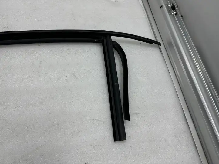 Tesla Model X (2021 - ) 148404100D Накладка стекла задней двери — фото 2