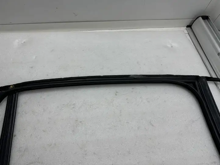 Tesla Model X (2021 - ) 148404100D Накладка стекла задней двери — фото 7