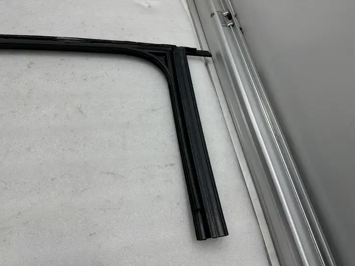Tesla Model X (2021 - ) 148404100D Накладка стекла задней двери — фото 8