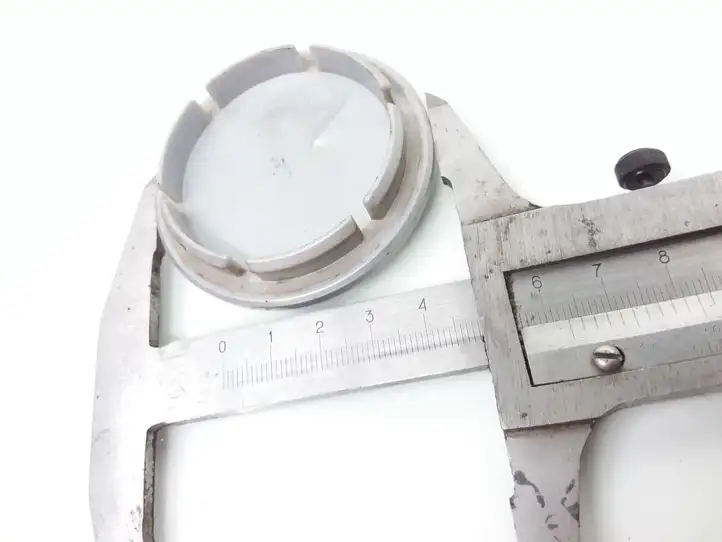 Hyundai Santa Fe (2005 - 2009)   Не заводская крышка (крышки) от центрального отверстия колеса