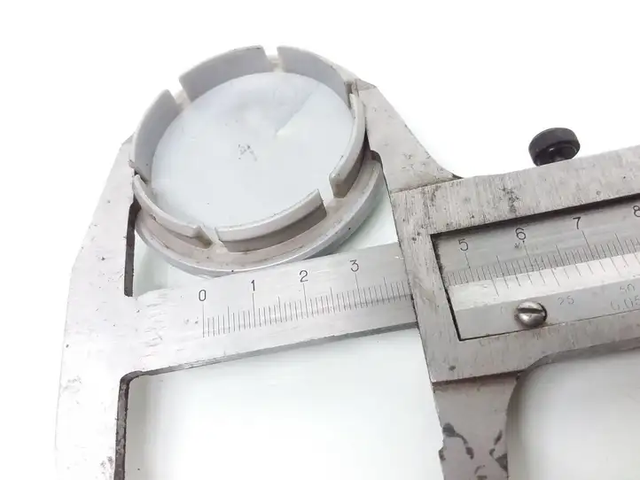 Hyundai Santa Fe (2005 - 2009)   Не заводская крышка (крышки) от центрального отверстия колеса