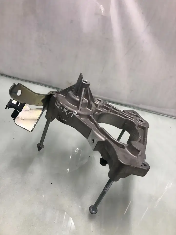 Renault Megane E-Tech (2022 - ) 119105mz0a Кронштейн компрессора кондиционера воздуха — фото 2