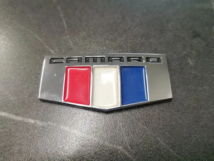Chevrolet Camaro (2015 - 2018) 84233235 Эмблема модели — фото 1