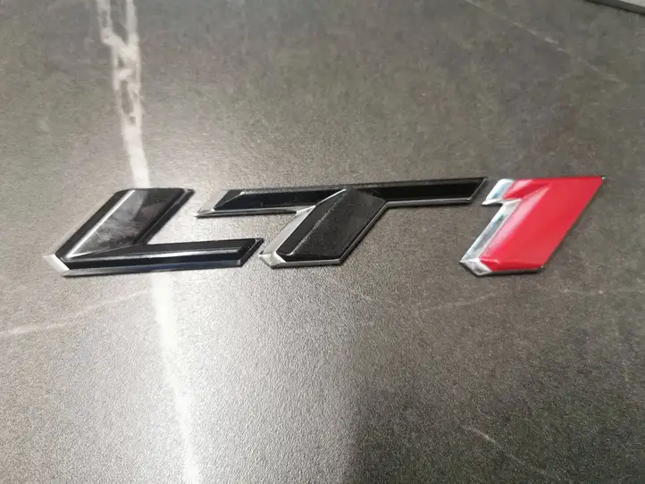 Chevrolet Corvette C7 (2014 - 2019) 84534516 Эмблема модели — фото 1