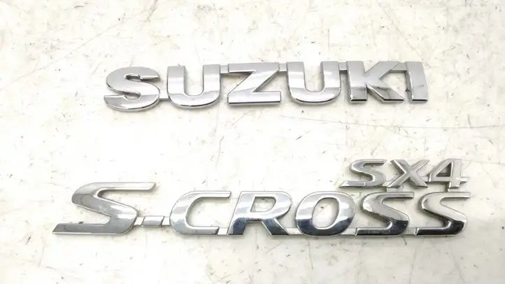 Suzuki SX4 S-Cross (2013 - 2021) Эмблема производителя — фото 1