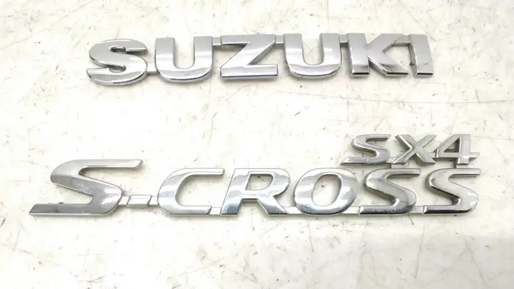 Suzuki SX4 S-Cross (2013 - 2021) Эмблема производителя — фото 3