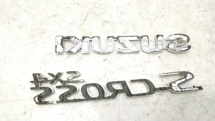 Suzuki SX4 S-Cross (2013 - 2021) Эмблема производителя — фото 7