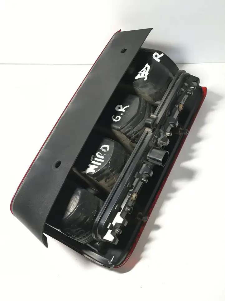 Dodge Nitro (2006 - 2011) Задний фонарь в кузове — фото 8