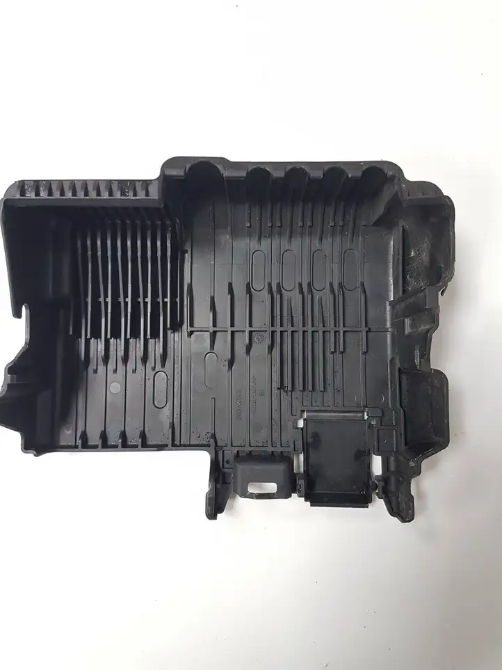 Opel Astra K (2015 - 2020) 525230582 Крышка ящика аккумулятора — фото 2