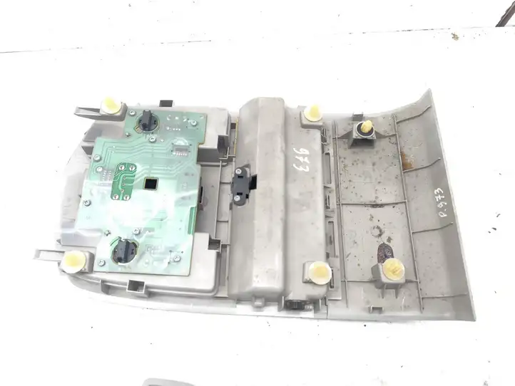 Toyota Prius (XW30) (2009 - 2015) 1D111124G Передняя подсветка — фото 6
