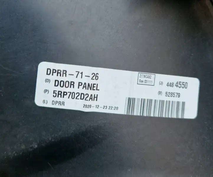 Chrysler Pacifica (2016 - ) 5RP702D2AH Обшивка раздвижной двери — фото 4
