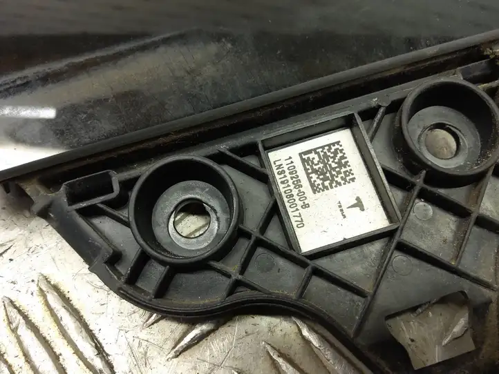 Tesla Model 3 (2017 - 2023) 110925600b Верхняя обшивка стойки B — фото 4