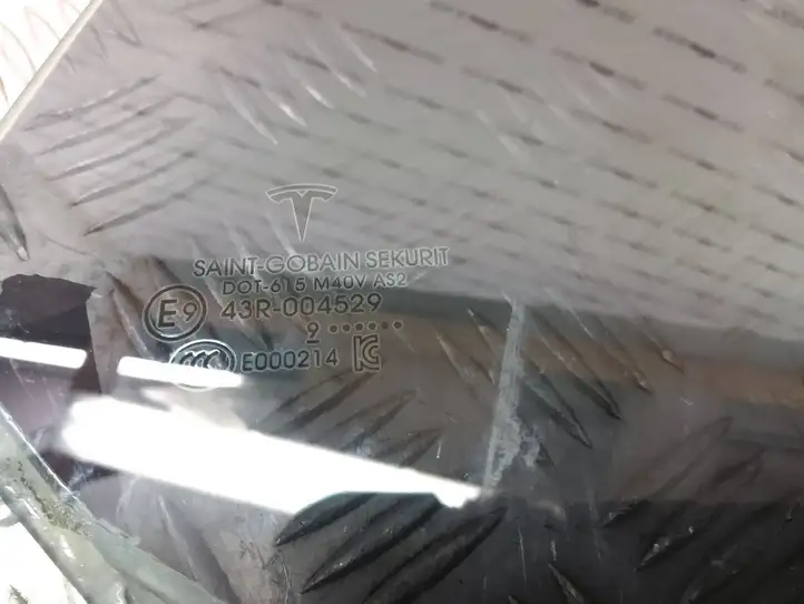 Tesla Model 3 (2017 - 2023) 43R004529 Стекло задней двери — фото 4
