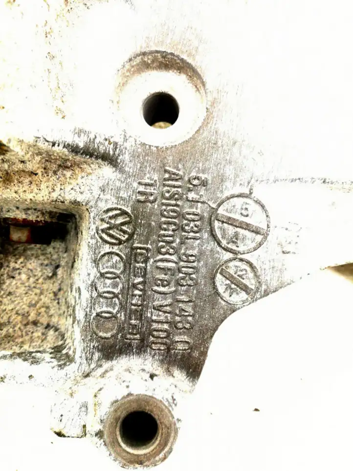 Volkswagen PASSAT B6 (2005 - 2010) 03L903143Q Кронштейн генератора — фото 3