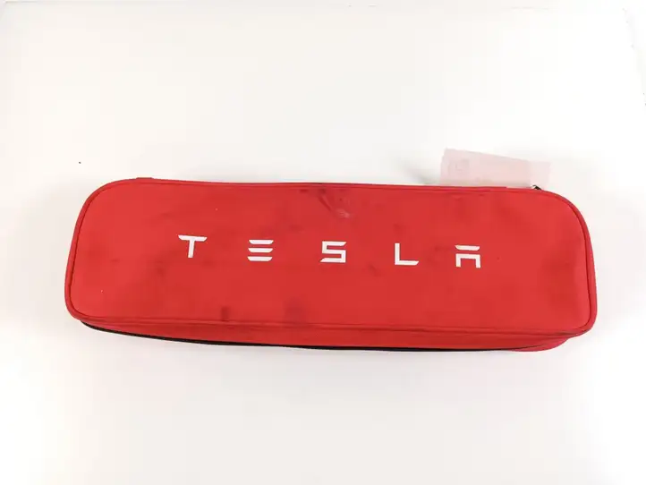 Tesla Model S (2012 - 2016) Автомобильная аптечка — фото 1
