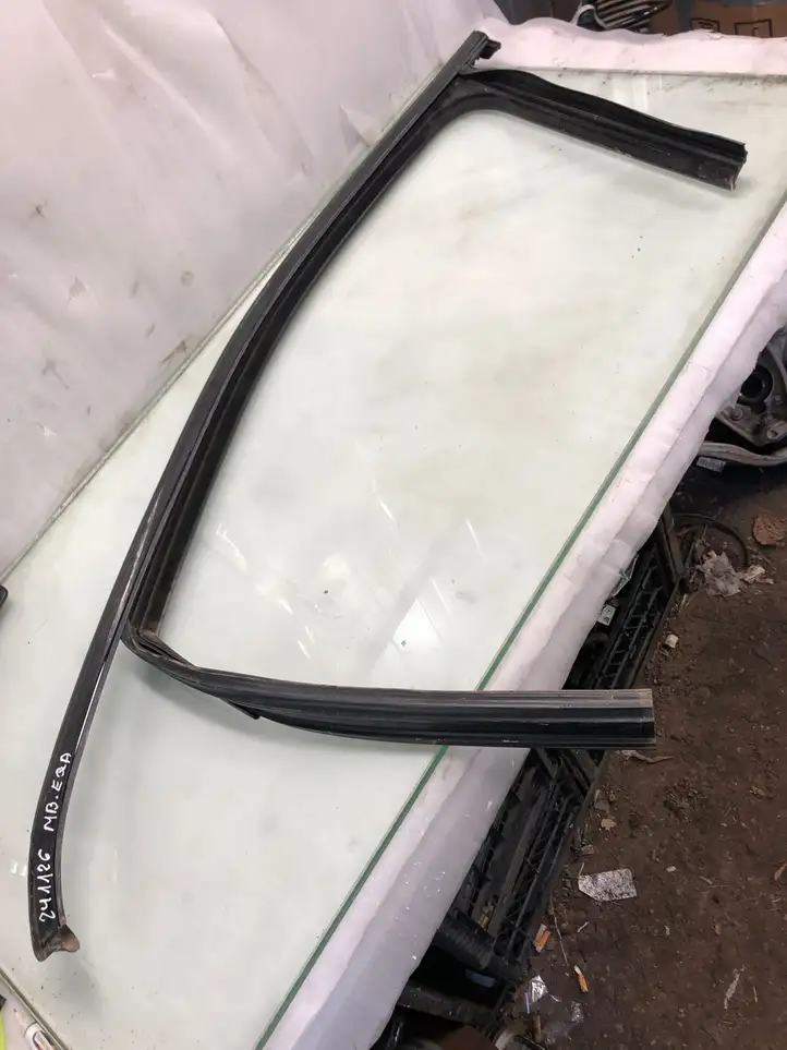 Mercedes-Benz EQA (2021 - ) A2477254100 Уплотнитель стекла передней двери — фото 1