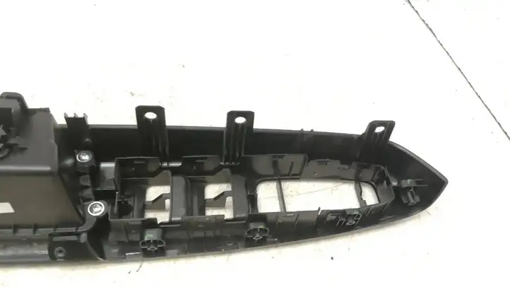 Kia Sportage (2016 - 2018) 82710F1010 Накладка кнопки стеклоподъемника — фото 12