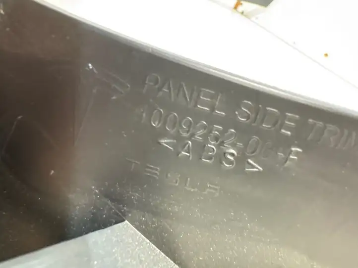 Tesla Model S (2012 - 2016) 100925200F Задняя боковая обшивка салона — фото 6