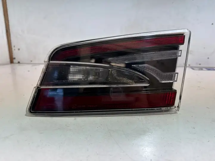 Tesla Model S (2012 - 2016) 00134116 Задний фонарь в крышке багажника — фото 1
