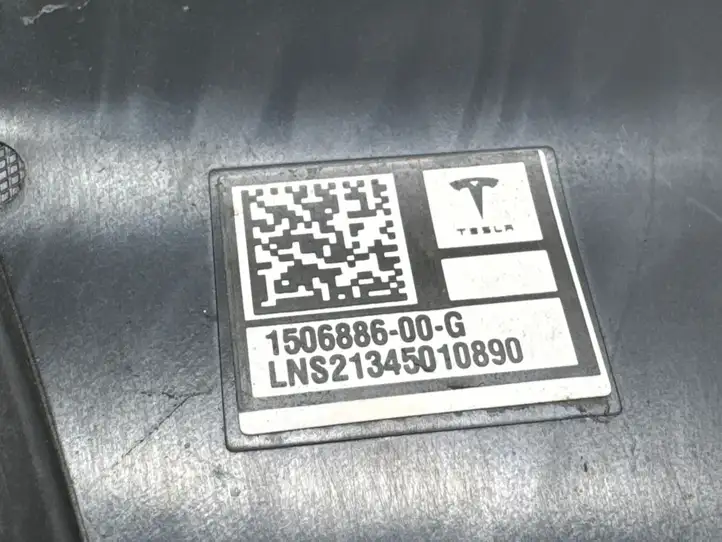 Tesla Model Y (2019 - 2024) 151625500E Наружная накладка стойки B — фото 3