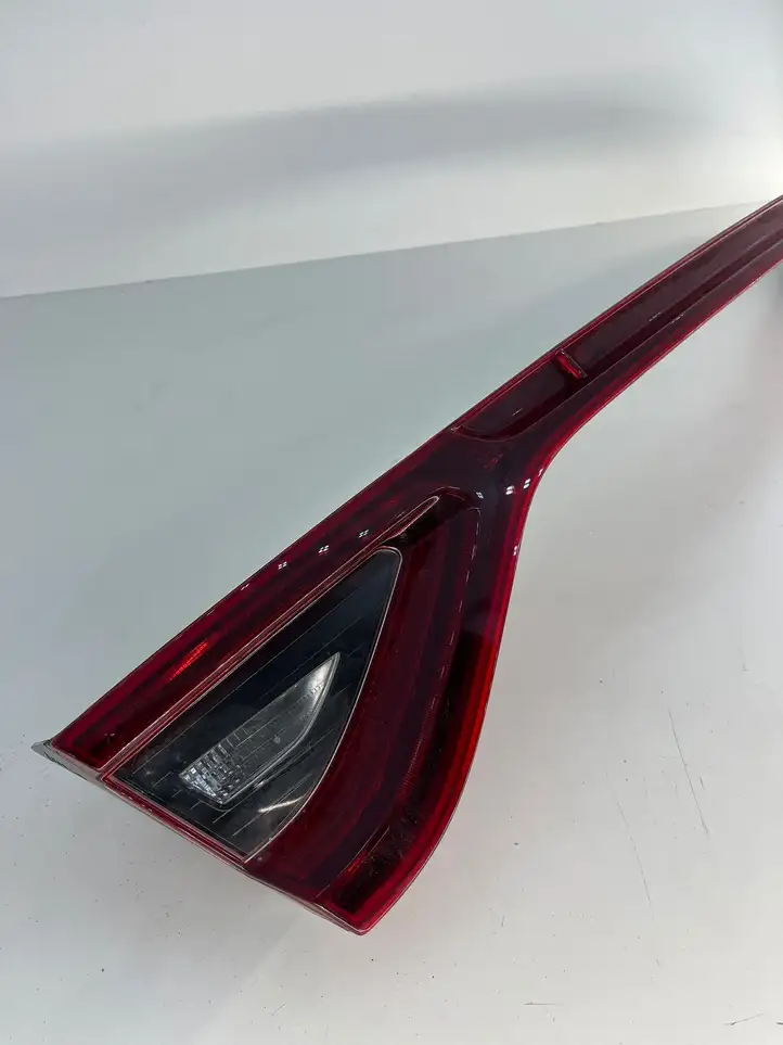 Kia Stinger (2017 - ) 92403J5010 Задний фонарь в крышке багажника — фото 10