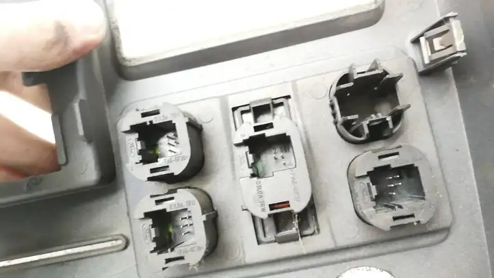 Ford Transit (2006 - 2013) 22100031 Центральная отделка панели приборов — фото 7