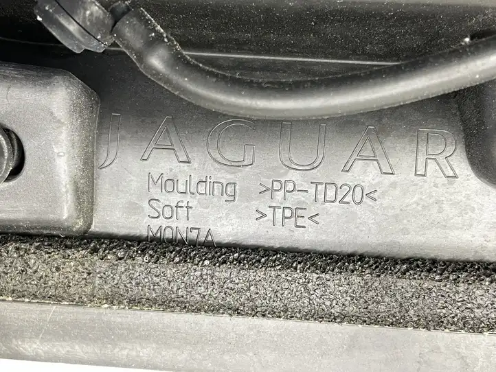 Jaguar XK - XKR (2006 - 2009) 6W83021B42AB Жабо стеклоочистителей — фото 2