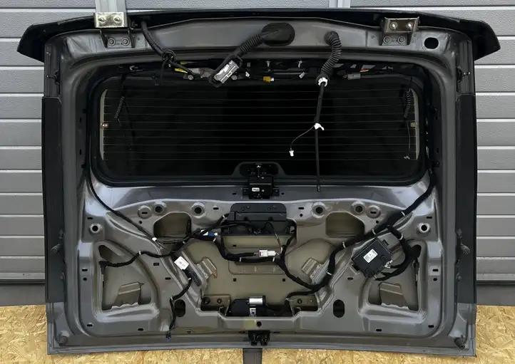 Cadillac Escalade IV (2014 - 2019) 22756788 Крышка багажника — фото 11
