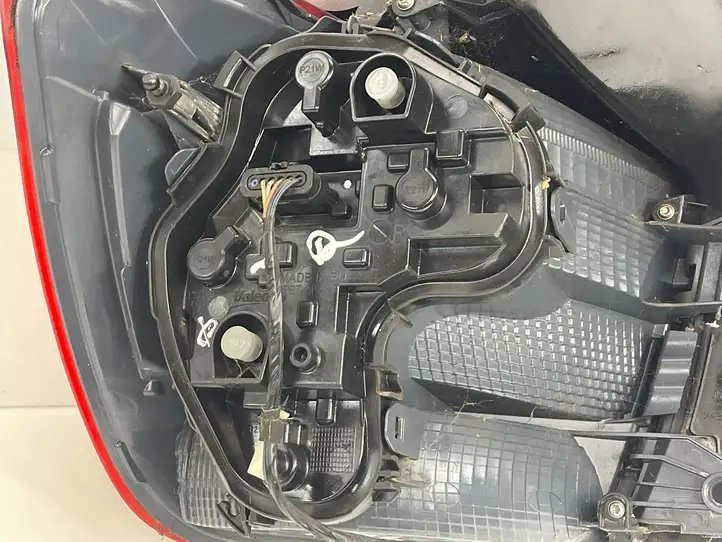 BMW 1 F20 F21 (2011 - 2019) 7241544 Стекло заднего фонаря — фото 4