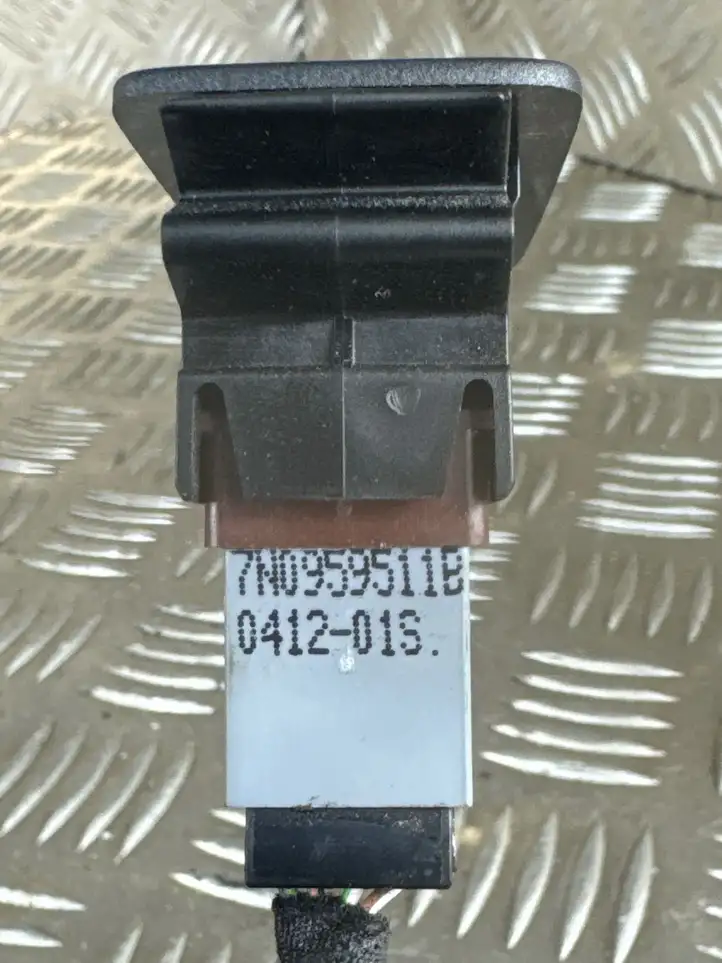 Volkswagen PASSAT B7 (2011 - 2014) 7N0959511B Кнопка фаркопа в багажнике — фото 5