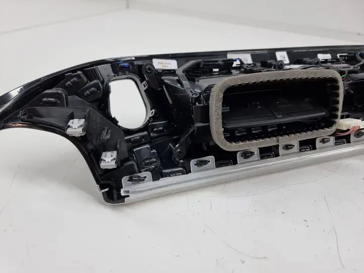BMW 5 G30 G31 (2016 - ) 9882257 Декоративная планка — фото 8