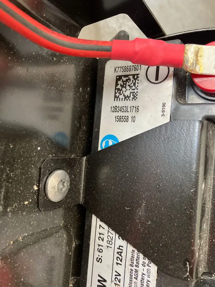 BMW 5 F10 F11 (2009 - 2016) 7758697 Площадка аккумулятора — фото 4