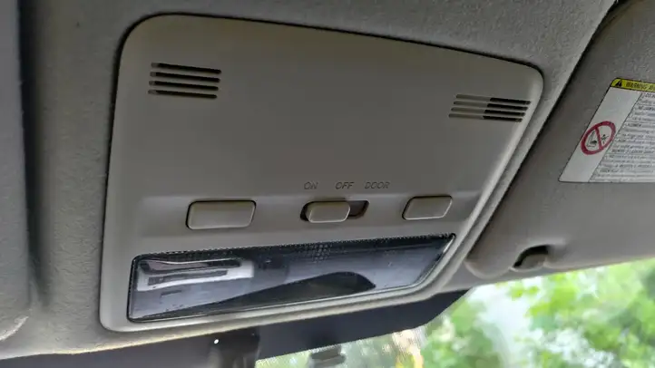 Toyota Corolla Verso AR10 (2004 - 2009) 8126305230 Передняя подсветка — фото 1