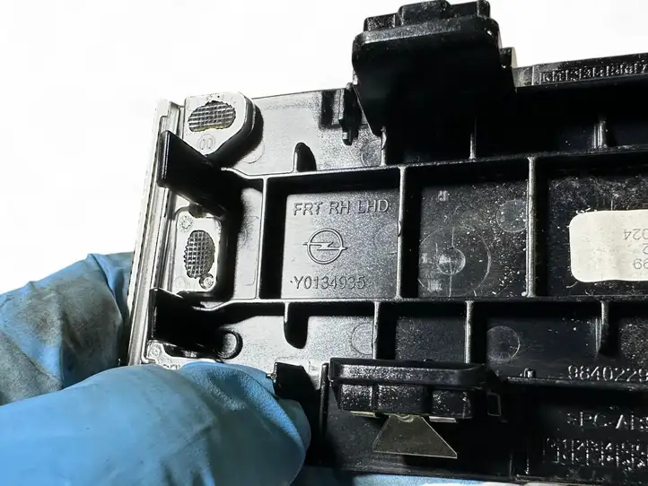 Opel Astra L (2020 - ) 9840229180 Ручка стеклоподъемника — фото 3